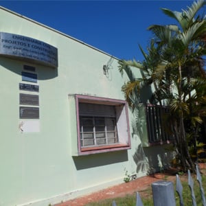 Dispostas na parede da fachada, as pequenas placas indicam a presença de vários advogados atuando no prédio de Pompéia/SP. 