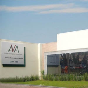 Com alguns recortes na fachada, o escritório de Cascavel/PR se destaca pela arquitetura moderna. 