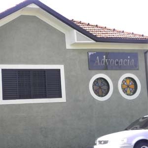 Os vitrais circulares na fachada da banca de Barretos/SP embelezam o ambiente e mantêm a claridade sem perder a privacidade.