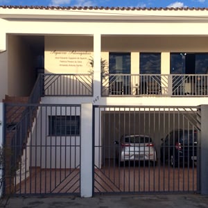 No luxuoso sobrado se encontra a banca de Bragança Paulista/SP, protegida por grades verticais sofisticadas. 