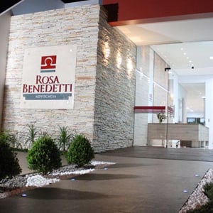 Entre os canteiros, uma rampa de acesso leva os clientes até a porta do escritório de Boa Vista/RR. 