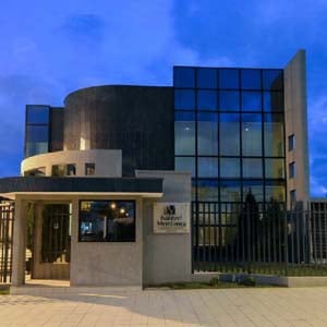 Em São Luís/MA, as paredes de vidro conferem a fachada do escritório leveza e amplitude. 