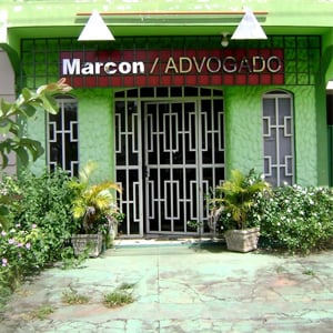 O verde é predominante no escritório de Vilhena/RO, presente na cor da fachada, no chão e nas plantas do jardim. 