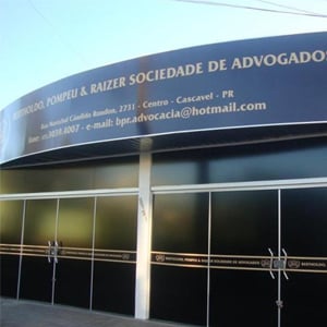 Os detalhes em dourado se destacam na grande fachada de cor preta da banca de Cascavel/PR. 