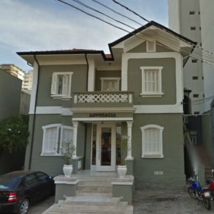 A escadaria do antigo casarão recepciona os clientes da banca de Ribeirão Preto/SP. 