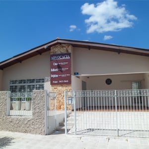 O portão da banca de Marília/SP já permanece aberto para recepcionar os clientes do escritório. 