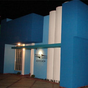 Os tons de azul sobressaem na moderna arquitetura do escritório de Amambai/MS.  