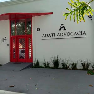 A porta vermelha do escritório de São José dos Campos/SP imprime à fachada um estilo moderno e causa impressão de seriedade e elegância. 