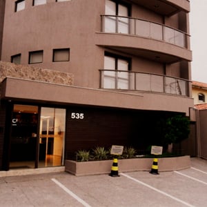 Localizado no sul de Minas, em Varginha, o escritório possui uma estrutura moderna e um amplo estacionamento, visando atender o cliente com conforto e acessibilidade. 