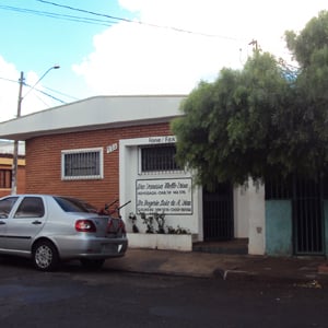 As grades no escritório de tijolos à vista de Ribeirão Preto/SP revelam a preocupação com a segurança. 