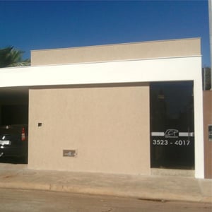 O céu azul de Minas Gerais contrasta com as cores neutras do escritório de Pompéu.