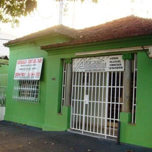 Preocupado com a segurança, o escritório de Goiânia/GO fechou com grades a frente da banca. 