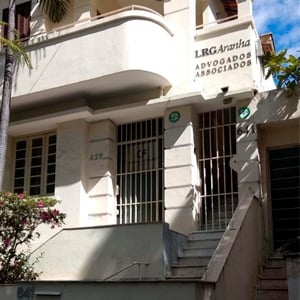 O casarão branco com vários detalhes arquitetônicos abriga o escritório na capital mineira, BH.