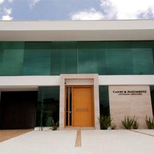 O escritório de Sorocaba/SP ousa no uso de vidros conferindo leveza à fachada. 