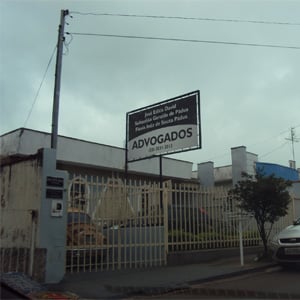 O tempo nublado emoldura a fachada do escritório de São Sebastião do Paraíso/MG. 