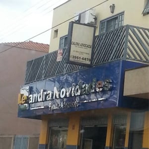 As grades na diagonal da sacada do escritório de Cravinhos/SP fecham a fachada da banca. 