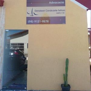 O piso com desenhos de ondas não é carioca, decora a frente do escritório paraense de Rio Maria. 