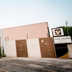 O revestimento amadeirado traz harmonia ao ambiente do escritório de Teresina/PI, que é realçado pelas folhagens de seu jardim. 