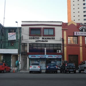 Na janela do escritório da capital cearense, Fortaleza, o destaque fica para as plantas dentro da floreira. 