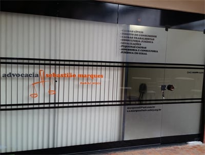 Em Rio das Ostras/RJ, o escritório apresenta todas as informações necessárias em sua fachada.