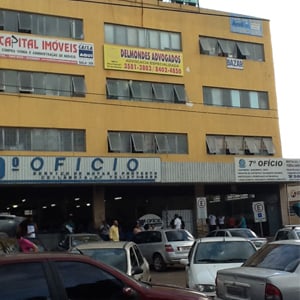 O movimento de carros e pessoas é grande abaixo do prédio que abriga a banca de Ceilândia/DF.