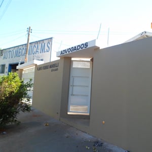 O alto muro e a cerca elétrica revela a preocupação do escritório de Tupã/SP com a segurança. 