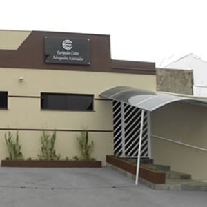 Linhas horizontais realçam a fachada do escritório mineiro de Uberaba. 