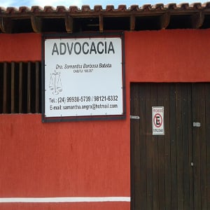 As janelas e portas em madeira dão um ar conservado ao escritório em Angra dos Reis/RJ.