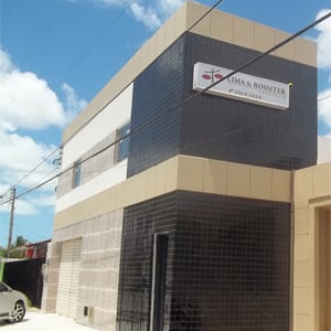 Das janelas no segundo andar do escritório de Maceió/AL é possível notar o bom tempo alagoano.