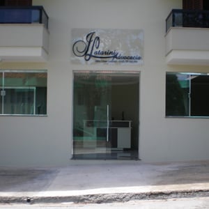 A sobra dos galhos da árvore aparece como plano de fundo na placa do escritório da pequena Santo Antônio do Jardim/SP.