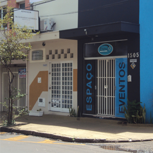 No escritório de Franca/SP, pequenos quadrados vazados decoram a frente da fachada. 