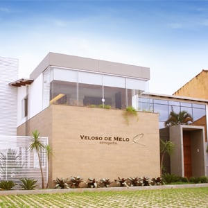 O revestimento de madeira e a varanda fechada com blindex conferem modernidade à banca da capital Federal, Brasília. 