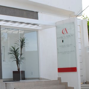 O vermelho do logotipo do escritório de Goiânia/GO se destaca na parede de tom neutro e sério. 