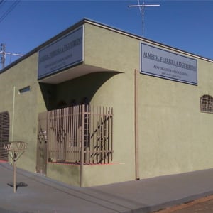 Em tons verde e bege, a banca de Serrana/SP exibe em sua frente e lateral a placa metalizada do nome do escritório. 