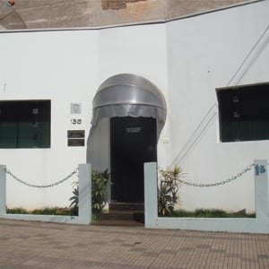 Correntes presas em pequenas colunas fecham a frente do escritório de Ourinhos/SP. 