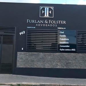 A cor preta da fachada confere modernidade e requinte ao escritório de Santa Bárbara d´Oeste/SP. 