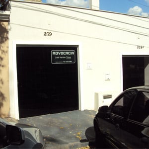 O contraste entre o branco e o preto confere sobriedade à fachada da banca de Araçatuba/SP. 