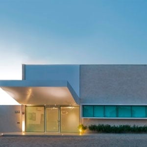 A iluminação compõe a moderna estrutura do escritório de Teresina/PI.