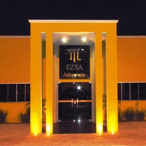 A cor dourada da fachada de Adamantina/SP contrasta com a escuridão da noite, formando um belo cenário.