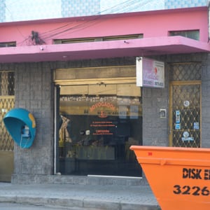 A frente espelhada do escritório de Juiz de Fora/MG reflete todo movimento da rua. 