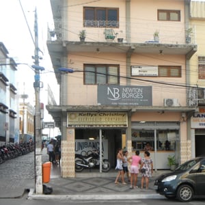 Das janelas de madeira do escritório de Gravatá/PE é possível notar o grande movimento nos arredores.