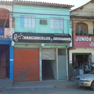 Um grande letreiro em preto e branco chama a atenção para o escritório de advocacia de quem entra em Trancoso/BA rumo ao famoso Quadrado, com suas charmosas casinhas coloridas que abrigam lojas, bares e restaurantes.