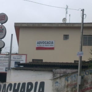 Na lateral do prédio nota-se a placa bicolor indicando a presença de um escritório na Cidade das Águas, Igaratá/SP. 