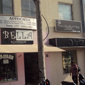 Na fachada do prédio comercial de José Bonifácio/SP nota-se placas de dois escritórios que dividem o 1º andar.