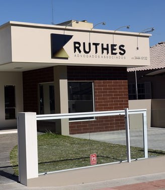 Na fachada do escritório em Concórdia/SC, o destaque fica por conta da arquitetura moderna e do letreiro que indica a advocacia.