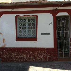 Bordas em vermelho queimado realçam a antiga casa que abriga o escritório de Piracicaba/SP.