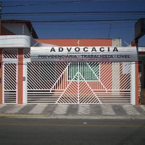 Formas triangulares chamam atenção no portão de grades brancas do escritório de Osasco/SP.