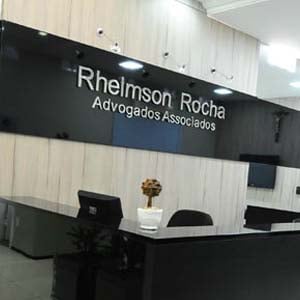 O projeto de iluminação do escritório de São Luís/MA, em sala empresarial, confere sofisticação ao ambiente.