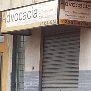 A porta sanfonada destaca a entrada da banca de Cravinhos/SP.  