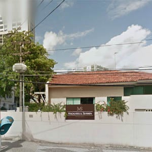 Sobre o muro do escritório de Recife/PE, as flores realçam a fachada. 